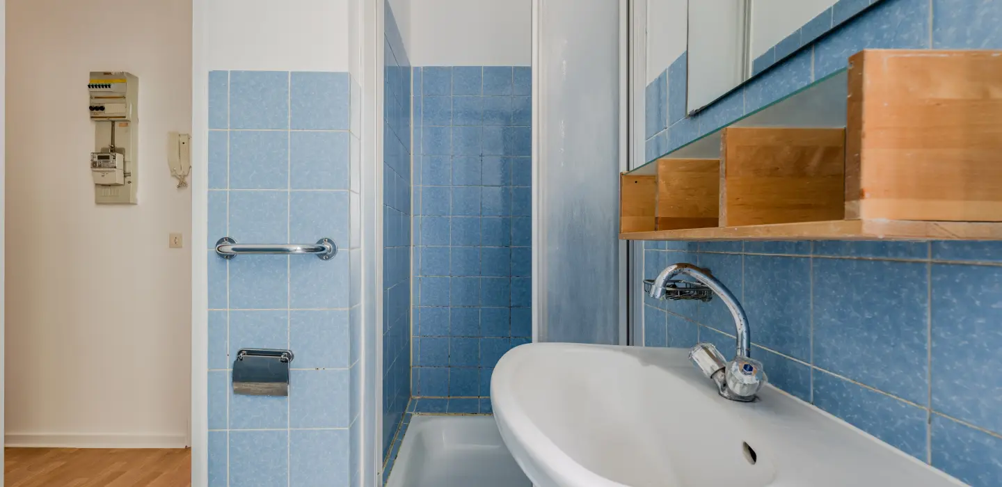 Bad mit Dusche und Fenster