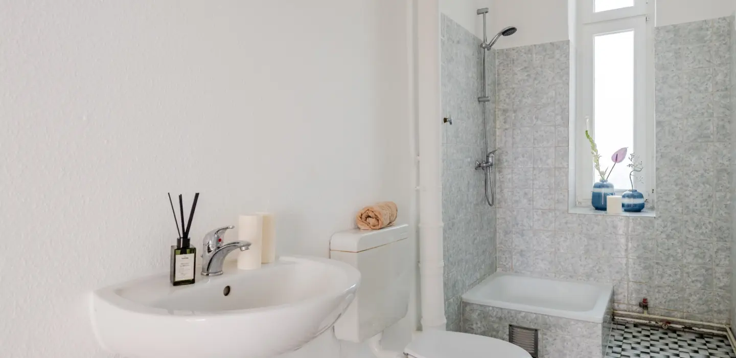 Funktionales Bad mit Tageslicht und Dusche