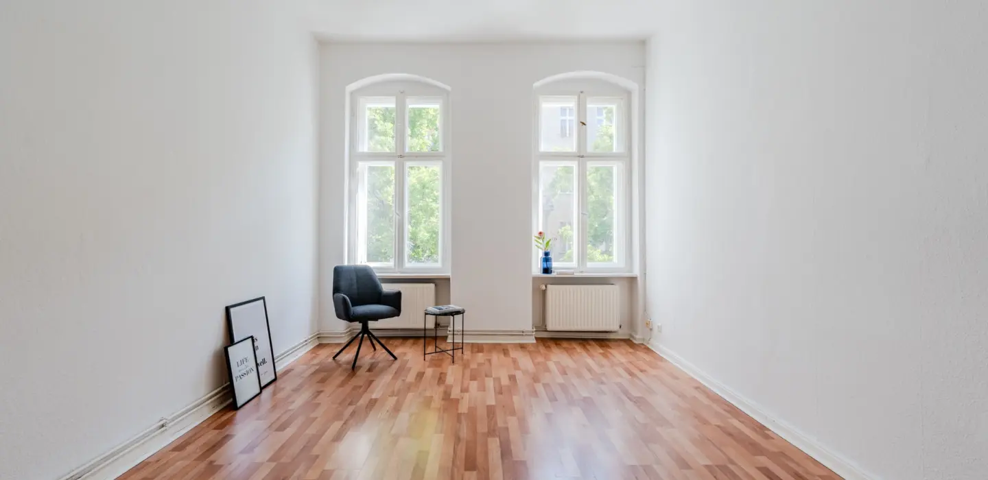 Großzügiger Wohnraum mit klassischem Altbauflair