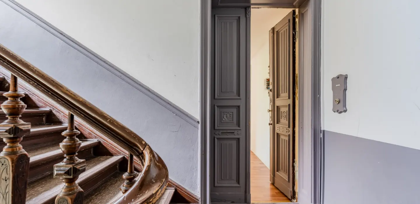 Gepflegtes Altbau-Treppenhaus mit historischem Charme