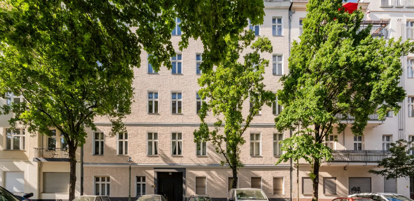 Klassische Altbaufassade in urbaner Nachbarschaft