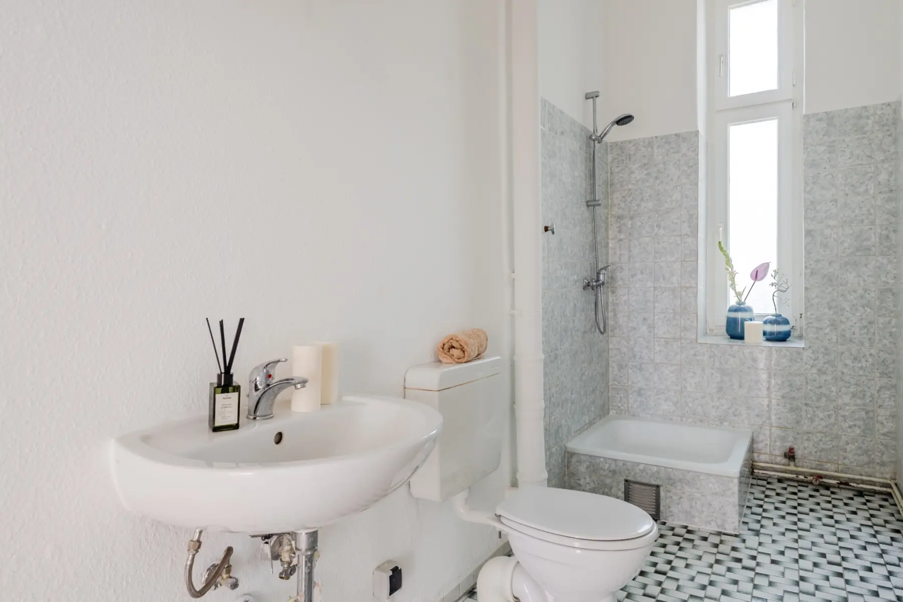 Funktionales Bad mit Tageslicht und Dusche