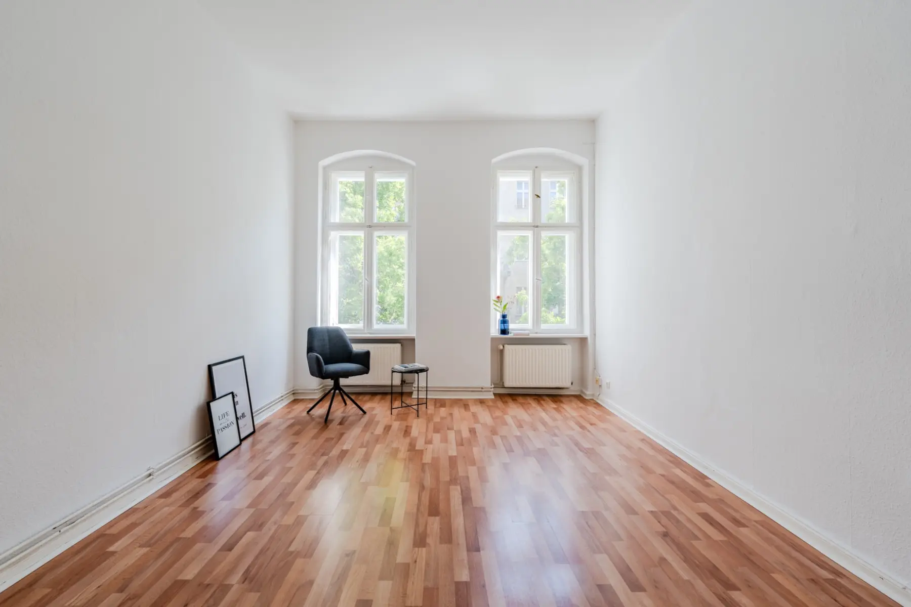 Großzügiger Wohnraum mit klassischem Altbauflair