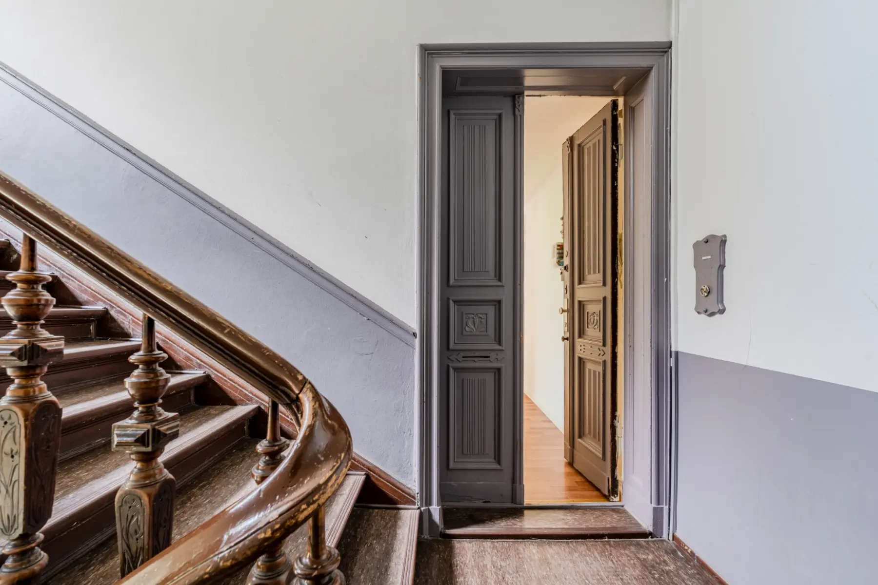 Gepflegtes Altbau-Treppenhaus mit historischem Charme