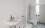 Funktionales Bad mit Tageslicht und Dusche