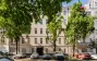 Klassische Altbaufassade in urbaner Nachbarschaft